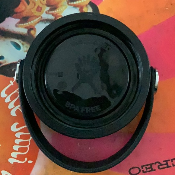 Hydro Flask 32 oz thermos tumbler. Bright blue. - Picture 6 of 6